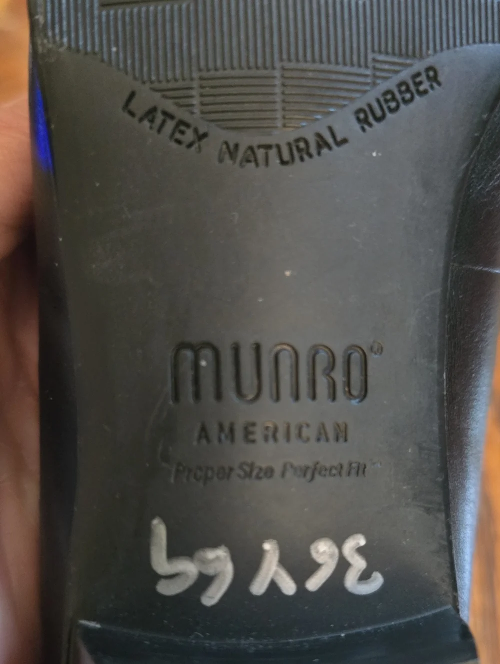 NWT Munro American Leather Flats
